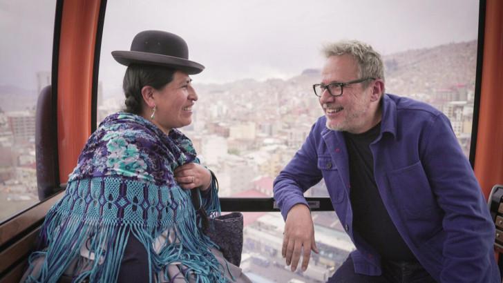 Philippe Gougler dans un téléphérique de La Paz avec une Tcholas